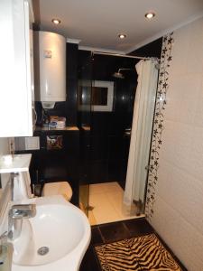瓦尔纳Ivet Guest rooms的浴室配有白色水槽和淋浴。
