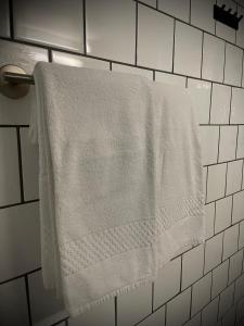 BurgsvikGåsen Out的浴室毛巾架上的白色毛巾