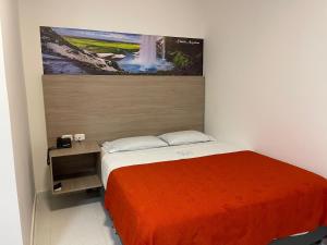弗洛伦西亚HOTEL G22 COLECTION的一间卧室配有一张壁画床