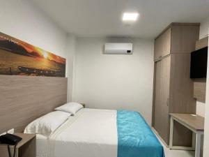 弗洛伦西亚HOTEL G22 COLECTION的一间带床和电视的小卧室