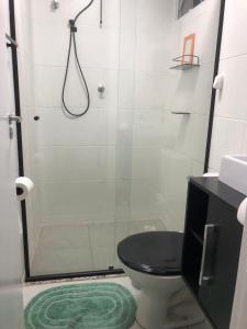 波苏斯-迪卡尔达斯Apartamento encantandor-perto centro e shopping的带淋浴、卫生间和盥洗盆的浴室