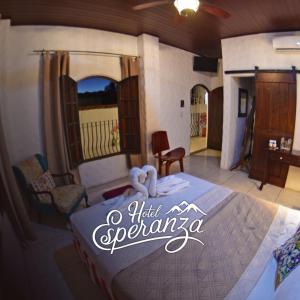 埃斯特利Hotel Esperanza Estelí的一间卧室,配有一张带写有Hello西班牙语标志的床
