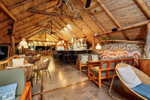 福尔图纳Finca Luna Nueva Lodge的一间带桌椅的餐厅和一间酒吧