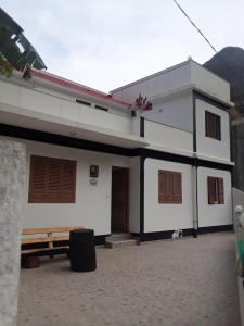 Ribeira GrandeCASA MINGA & TATOL的白色的房子,前有门和长凳