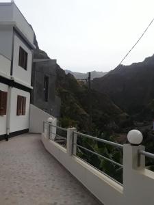 Ribeira GrandeCASA MINGA & TATOL的山景阳台。