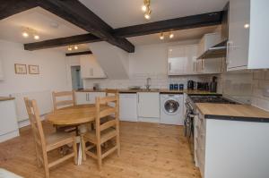 布里斯托Hideaway Cottage的厨房配有木桌和桌椅