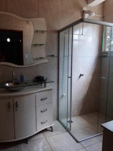 圣加布里埃尔ROSA CORTIANA Escalera的带淋浴和盥洗盆的浴室