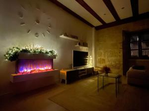 萨拉曼卡Apartamento Ribera Del Puente的客厅设有壁炉和电视。