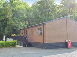 DollarDevin Lodge的小屋拥有黑色的围栏和树木