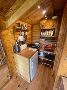 Marais-Vernier7eme ciel - Tiny House avec Grande Piscine intérieure chauffée toute l'année的小木屋内的厨房的顶部景色