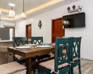 马查利亚Hermosa Casa de Playa Machalilla的一间带木桌和椅子的用餐室