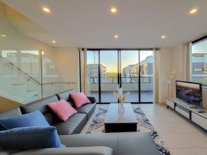 悉尼Spacious 3-Bed Penthouse with Perfect View的带沙发和电视的客厅