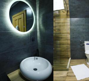 扎布利亚克WOLFOREST的浴室设有白色水槽和镜子