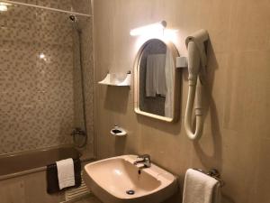 帕尔梅拉瓦蓝达祖尔酒店的一间带水槽和镜子的浴室