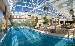 维森特洛佩斯华美布宜诺斯艾利斯酒店的一座带玻璃天花板的酒店游泳池