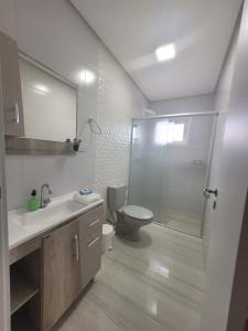 新彼得罗波利斯Apartamento Residencial Villa di Vienna的浴室配有卫生间、盥洗盆和淋浴。