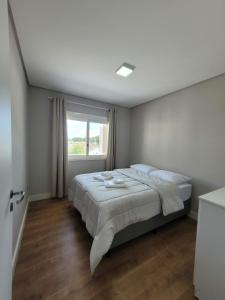 新彼得罗波利斯Apartamento Residencial Villa di Vienna的一间卧室设有一张大床和一个窗户。