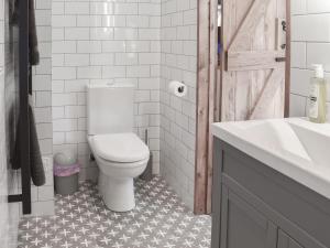 EtchinghamWillows View的白色的浴室设有卫生间和水槽。