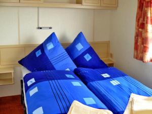 JabelHouse Boat Jabel的蓝色的床,上面有蓝色枕头