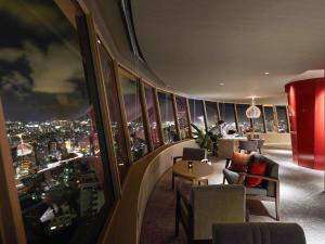 那霸冲绳那霸诺富特酒店的一间晚上享有城市美景的餐厅