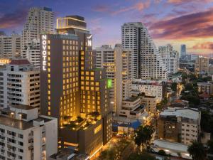 曼谷宜必思尚品曼谷素坤逸4酒店 的享有夜间城市景观和建筑