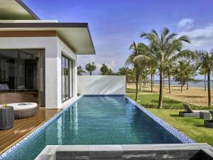 富国Mövenpick Villas & Residences Phu Quoc的别墅前的游泳池