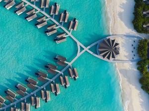 马纳杜岛Mӧvenpick Resort Kuredhivaru Maldives的海滩空中美景,配有遮阳伞