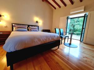 曼瓜尔迪Quinta da Abadia的一间卧室设有一张大床和一个大窗户