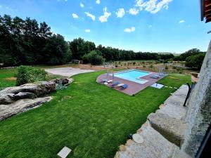 曼瓜尔迪Quinta da Abadia的享有庭院的空中景致,设有游泳池