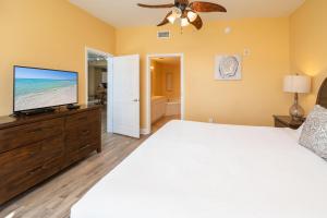 巴拿马城海滩Tidewater2808的一间卧室配有一张床和一台平面电视