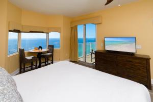 巴拿马城海滩Tidewater2808的一间卧室配有一张床、一台电视和一张桌子