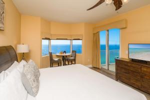 巴拿马城海滩Tidewater2808的一间卧室配有一张床、一台电视和一个阳台