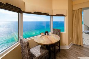巴拿马城海滩Tidewater2808的一间带桌椅和大窗户的用餐室