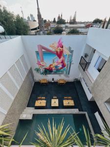 克雷塔罗Casa Oxa Hotel的阳台享有泳池美景。