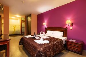 利马La Primacía的酒店客房,设有一张紫色墙壁床