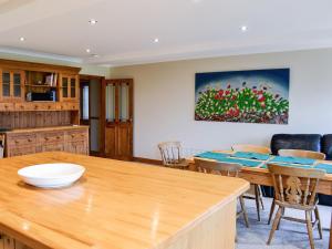 哈雷克宝德艾森乡村别墅的一间设有桌子和墙上绘画的用餐室