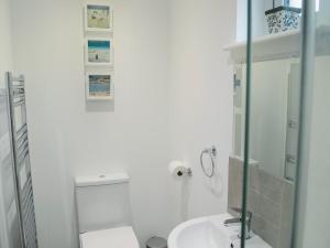 InverBarn Owl Cottage的白色的浴室设有水槽和镜子