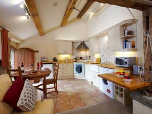 Hazlehead BridgeBramble Cottage - Uk4186的一个带桌子和饭厅的大厨房