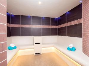 Hazlehead BridgeBramble Cottage - Uk4186的带浴缸和2条蓝色毛巾的浴室