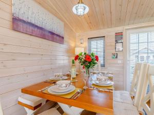 WillingtonChestnut Lodge的用餐室配有带鲜花的木桌
