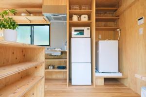 Nishiawakura安全第一 客室　コンテナハウス的厨房设有木制墙壁,配有冰箱