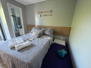 普拉亚弗朗西丝Apartamento na Praia do Francês的一间卧室配有一张床,上面有两条毛巾