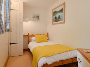 NancledraThe Barn - Ukc4055的一间卧室配有一张黄色毯子床