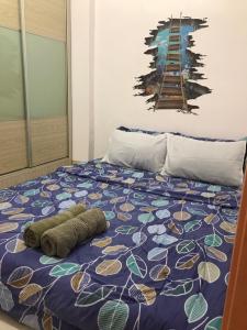 亚依淡9293 Taman Sri idaman的一张带梯子的床和两个枕头