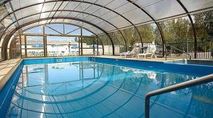 内乌肯Land Express Neuquén的一个带开放式屋顶的大型游泳池
