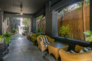 洛杉矶威尼斯海滨别墅的一个带桌椅的庭院和围栏