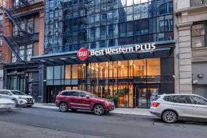 纽约Best Western Plus Soho Hotel的停在最好的西加店前的红色长袍