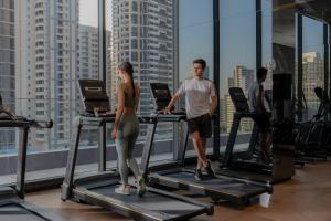 曼谷曼谷素坤逸驻桥套房酒店的一群在健身房跑步的人