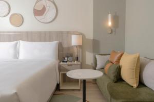 曼谷曼谷素坤逸驻桥套房酒店的酒店客房,配有床和沙发