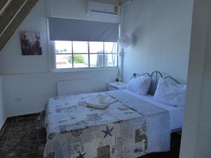 圣斐利-银港CortLang - Beach Apartments - in El Pueblito near Playa Dorada的一间卧室设有一张床和一个窗口
